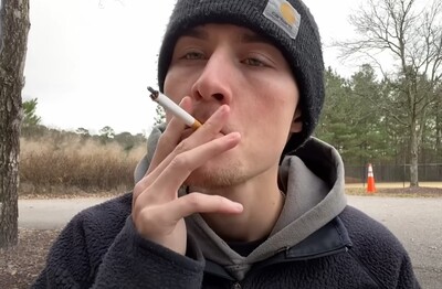 Лечение зависимости от табакокурения в Электростали Мужчина с сигаретой делает затяжку