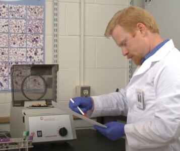 Клиника лечения наркозависимости в Электростали Врач в кабинете клиники