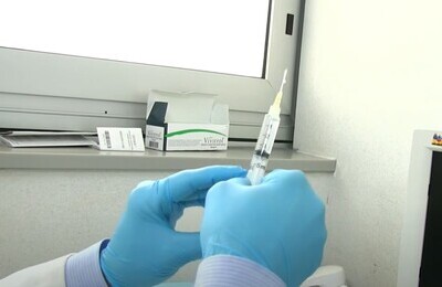 Проведение кодирования Вивитролом в Электростали Шприц с Вивитролом в руках у врача